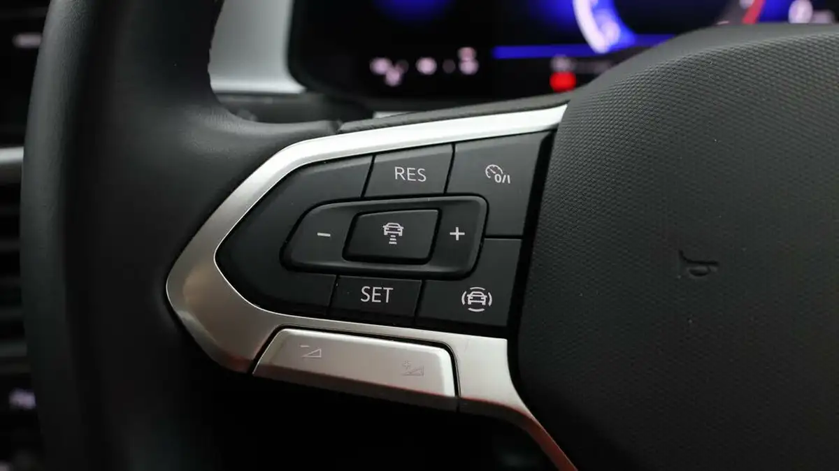 2023-volkswagen-t-roc-10-tsi-life-big-20