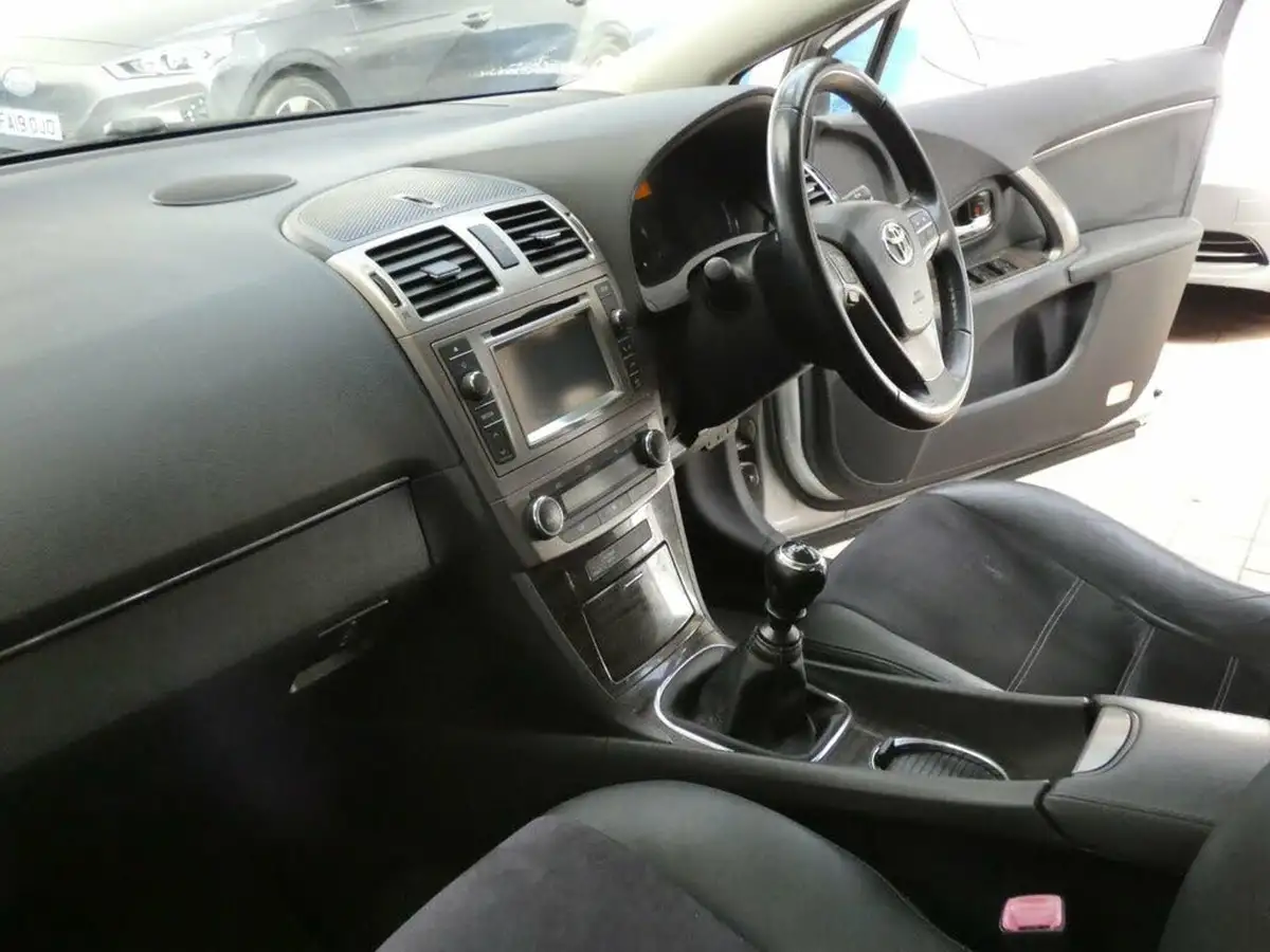 2012-toyota-avensis-20td-t4-saloon-4d-big-52
