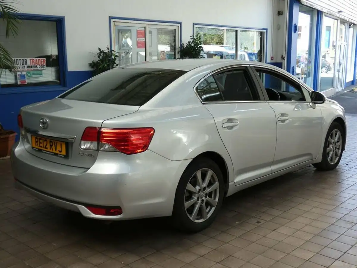 2012-toyota-avensis-20td-t4-saloon-4d-big-24
