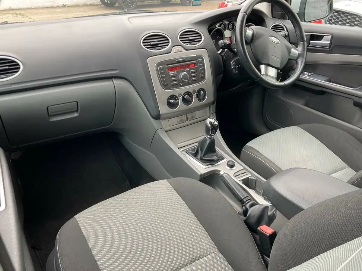 2010-ford-focus-16-titanium-estate-big-2