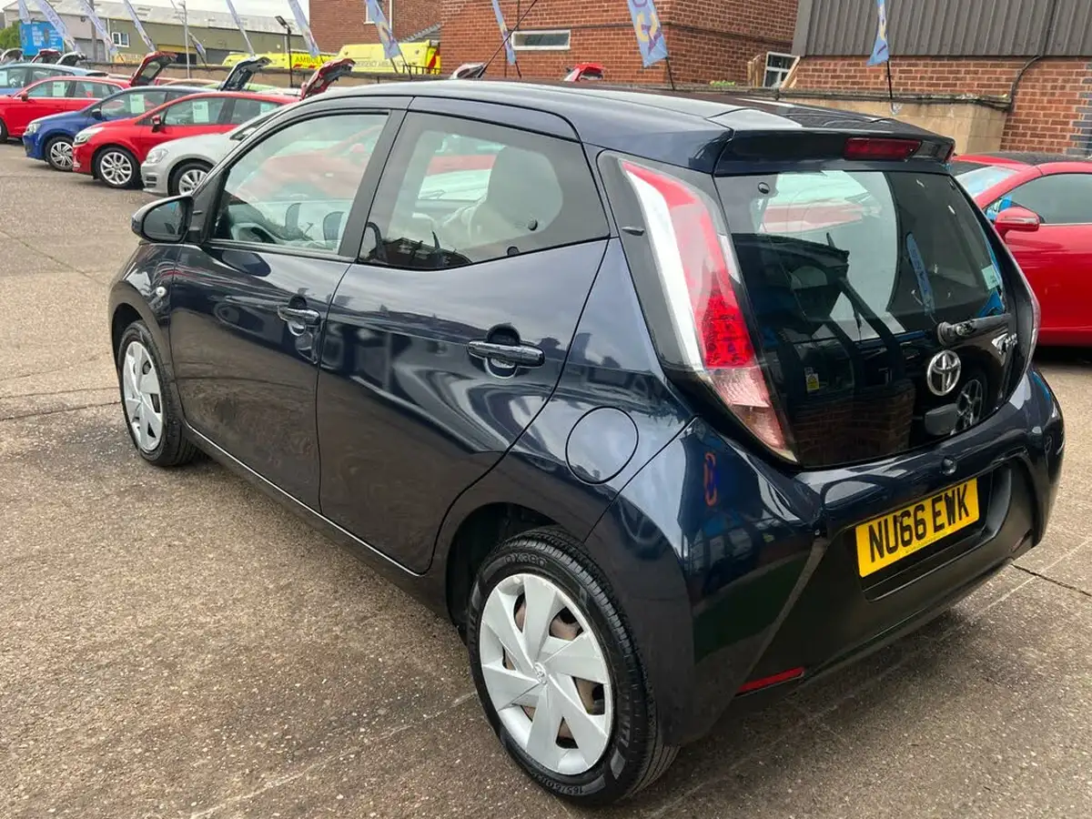 2016-toyota-aygo-10-vvt-i-x-play-68bhp-5d-big-42
