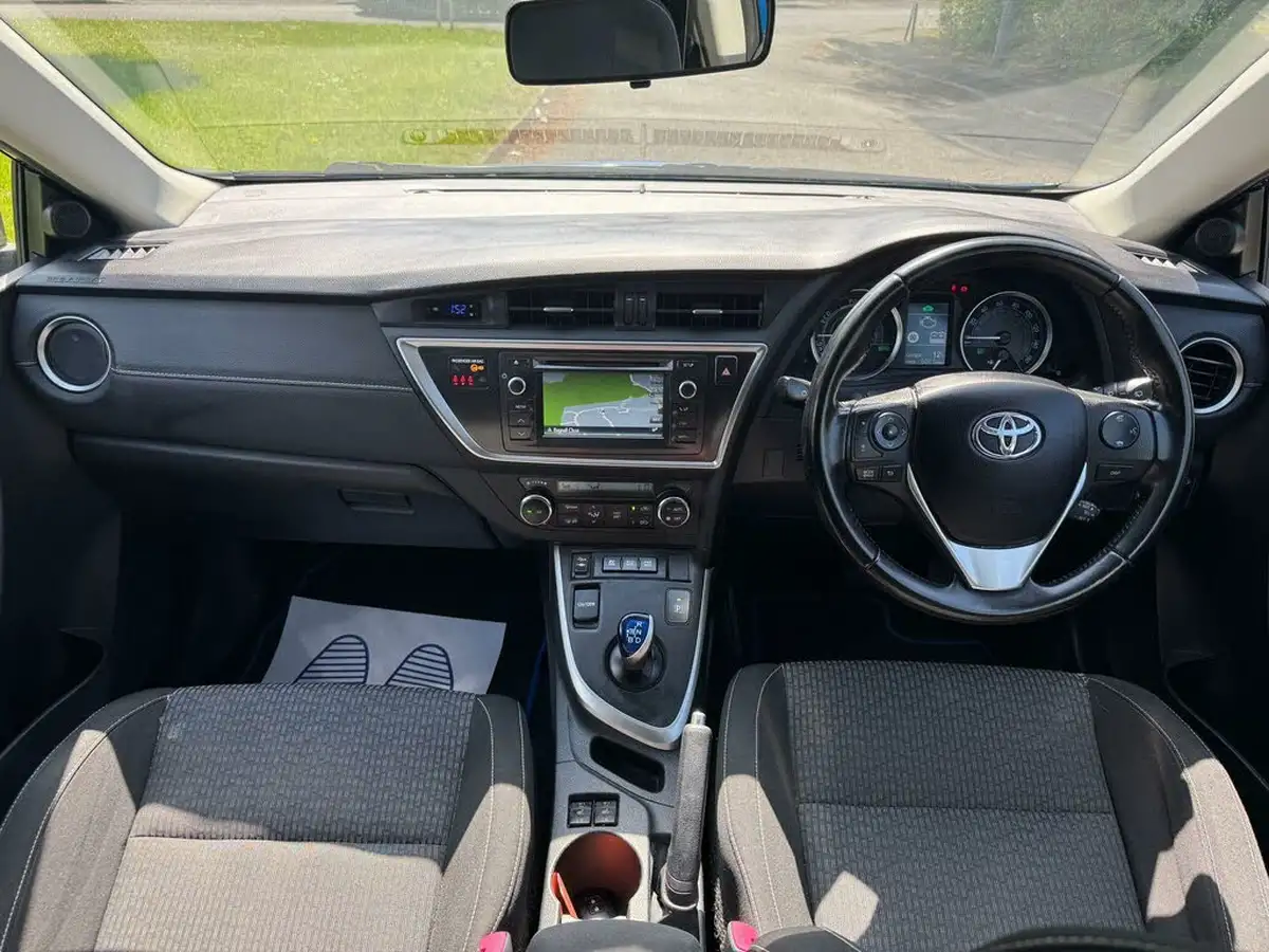 2014-toyota-auris-18-vvt-i-hsd-icon-plus-hatchback-big-9