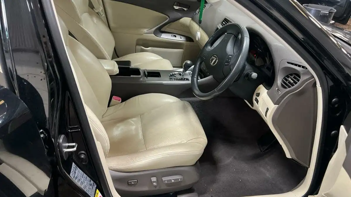 2010-lexus-is-250-25-se-i-saloon-4d-big-10