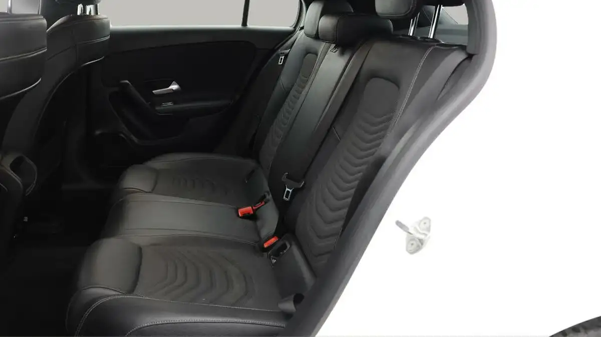 2020-mercedes-benz-a-class-15d-a180d-se-big-15