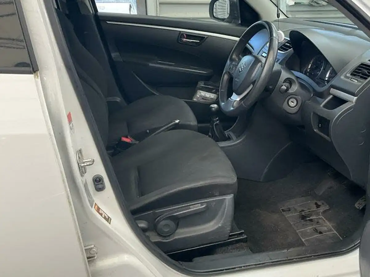 2012-suzuki-swift-12-sz2-5d-big-5