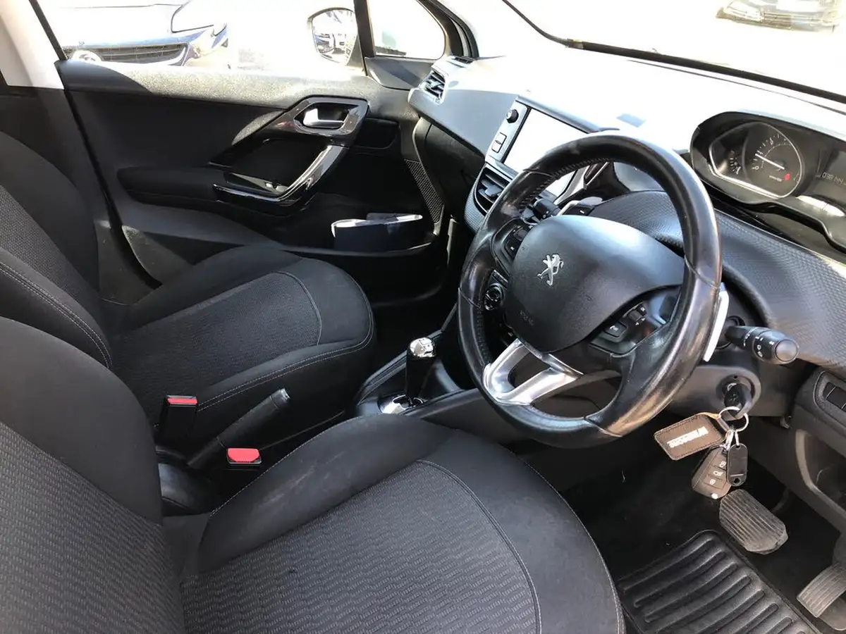 2018-peugeot-208-12-puretech-active-82bhp-ss-etg5-big-7