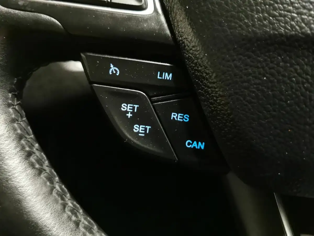 2015-ford-focus-16-titanium-estate-big-20