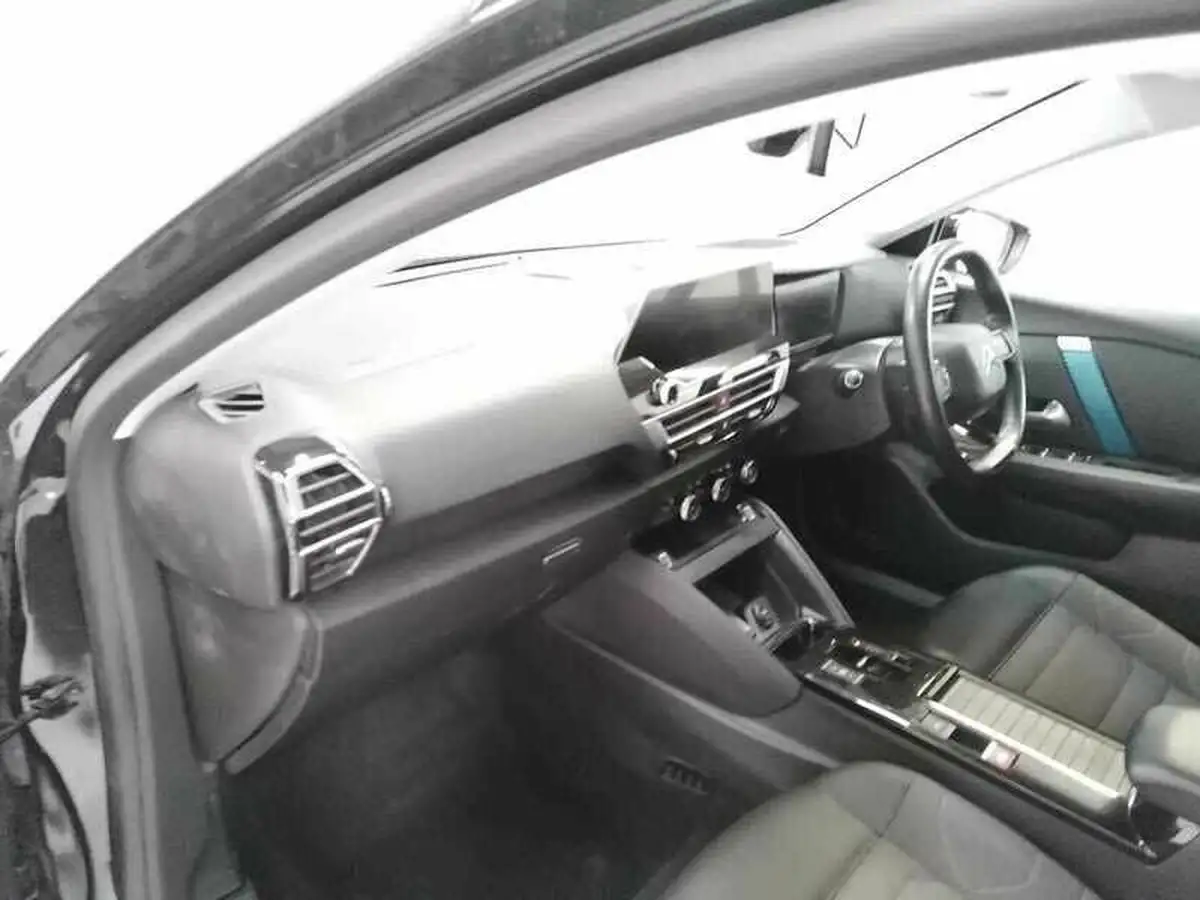 2022-citroen-c4-e-shine-big-12