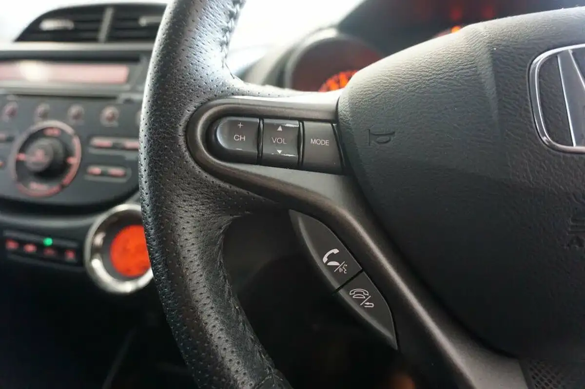 2011-honda-jazz-14-ex-big-25