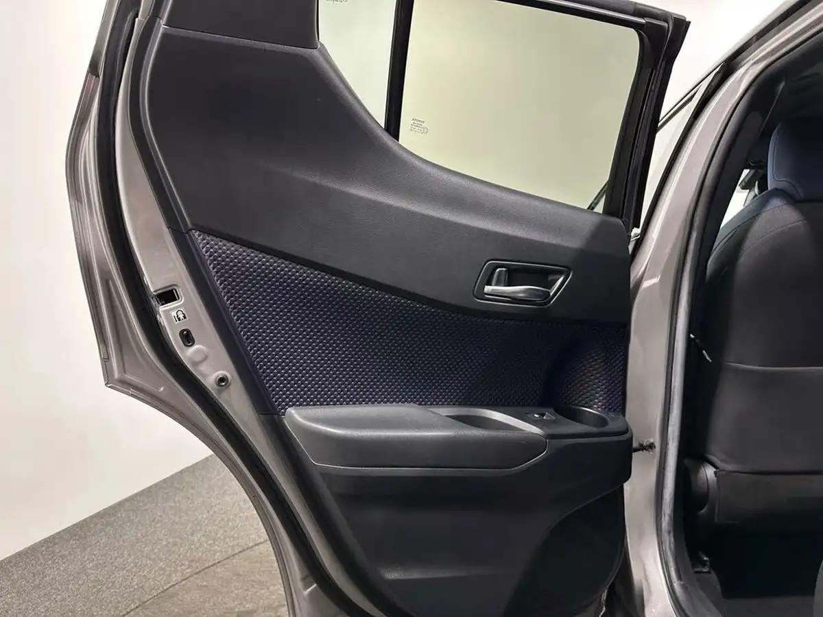 2018-toyota-c-hr-12-dynamic-big-37