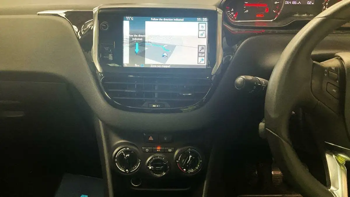 2014-peugeot-208-12-style-5d-big-2
