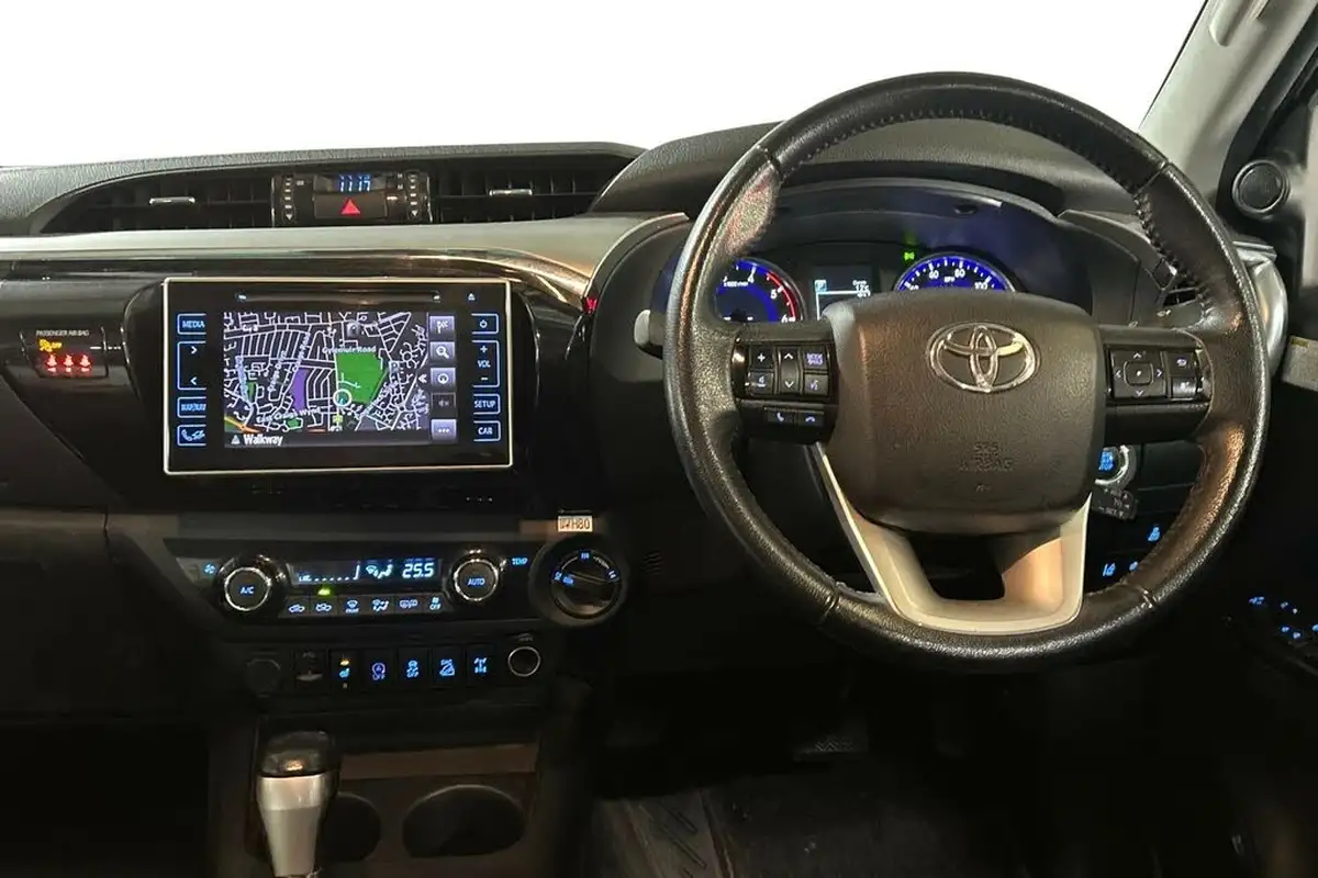 2018-toyota-hi-lux-24d-invincible-ss-auto-big-4