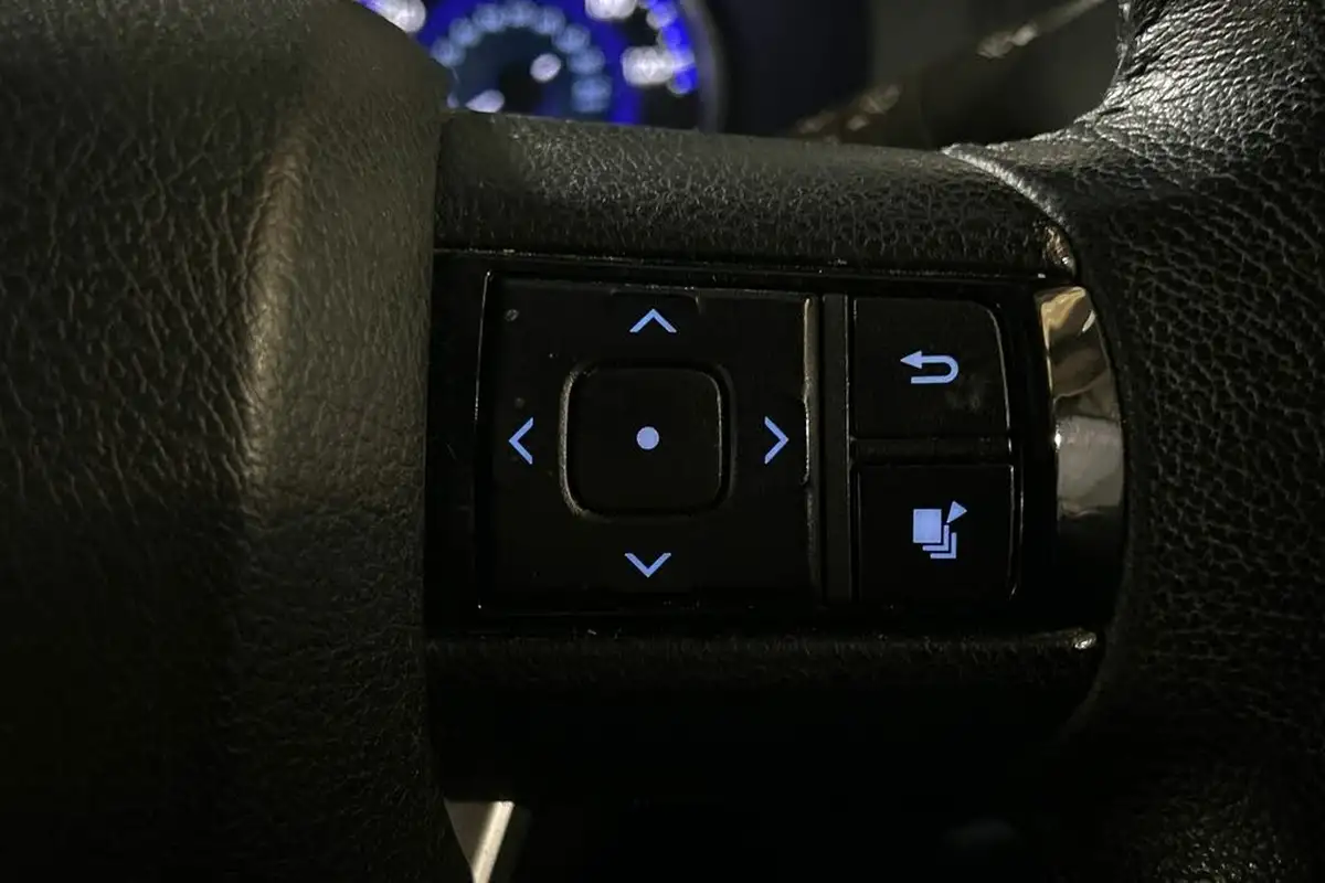 2018-toyota-hi-lux-24d-invincible-ss-auto-big-8