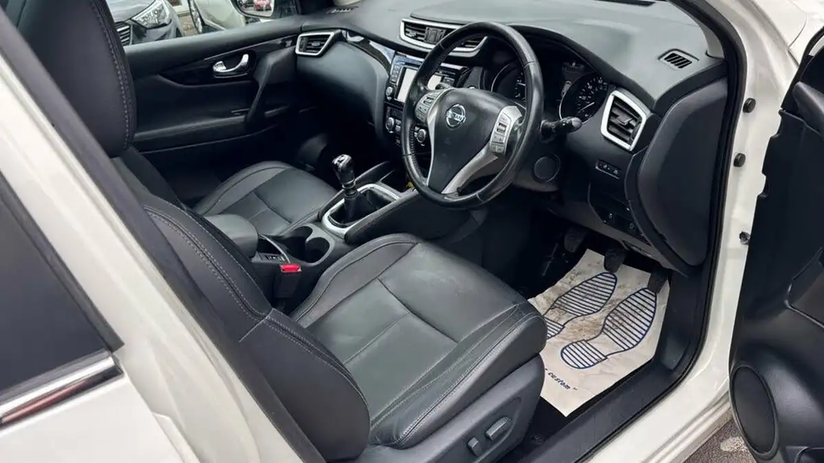 2015-nissan-qashqai-15dci-tekna-big-28