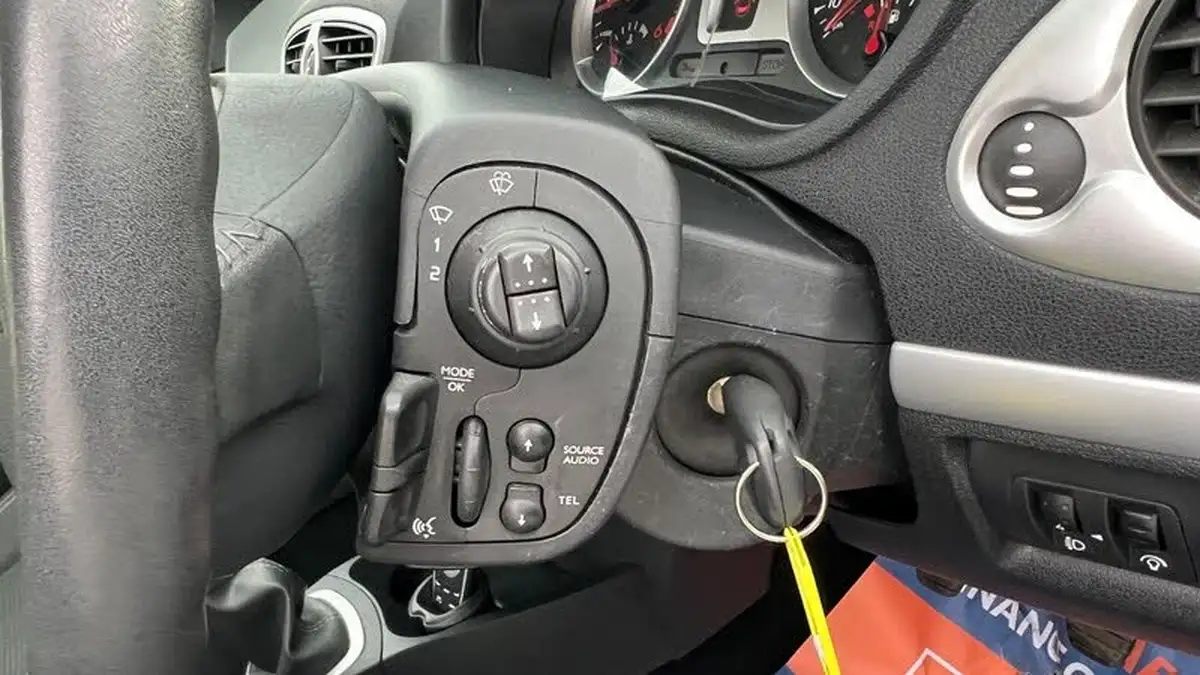 2011-renault-clio-15td-dynamique-tom-tom-15dci-fap-hatchback-5d-big-20