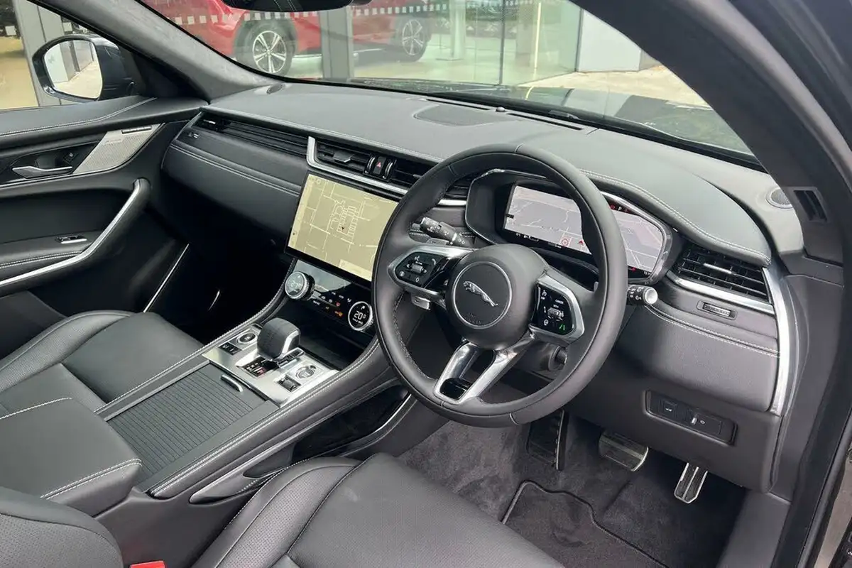 2024-jaguar-f-pace-20-d200-r-dynamic-hse-black-big-31