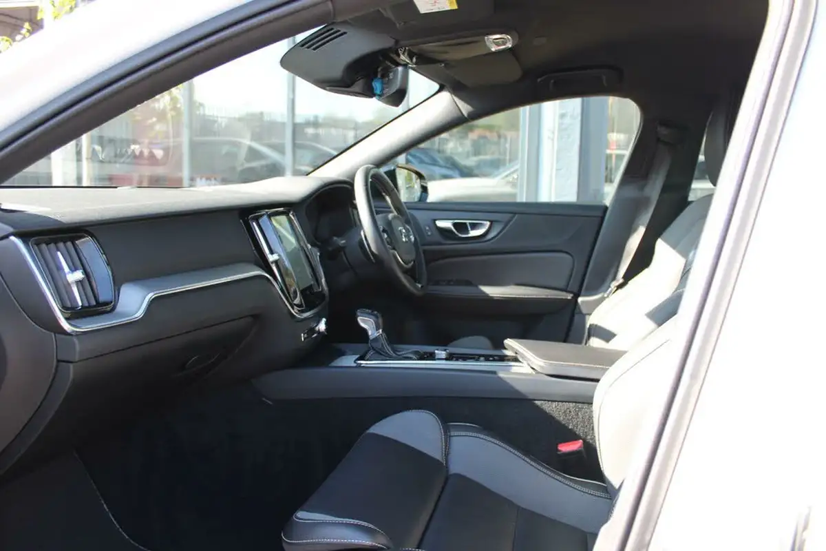 2019-volvo-v60-20-t5-r-design-ss-big-9