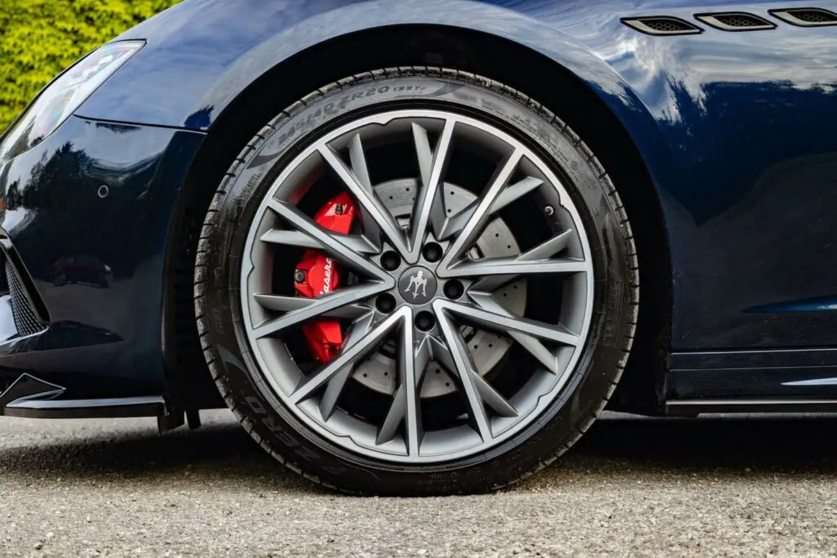 2020-maserati-ghibli-30td-gransport-big-29