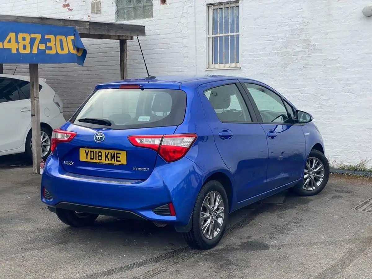 2018-toyota-yaris-15-vvt-i-icon-navi-hybrid-big-10