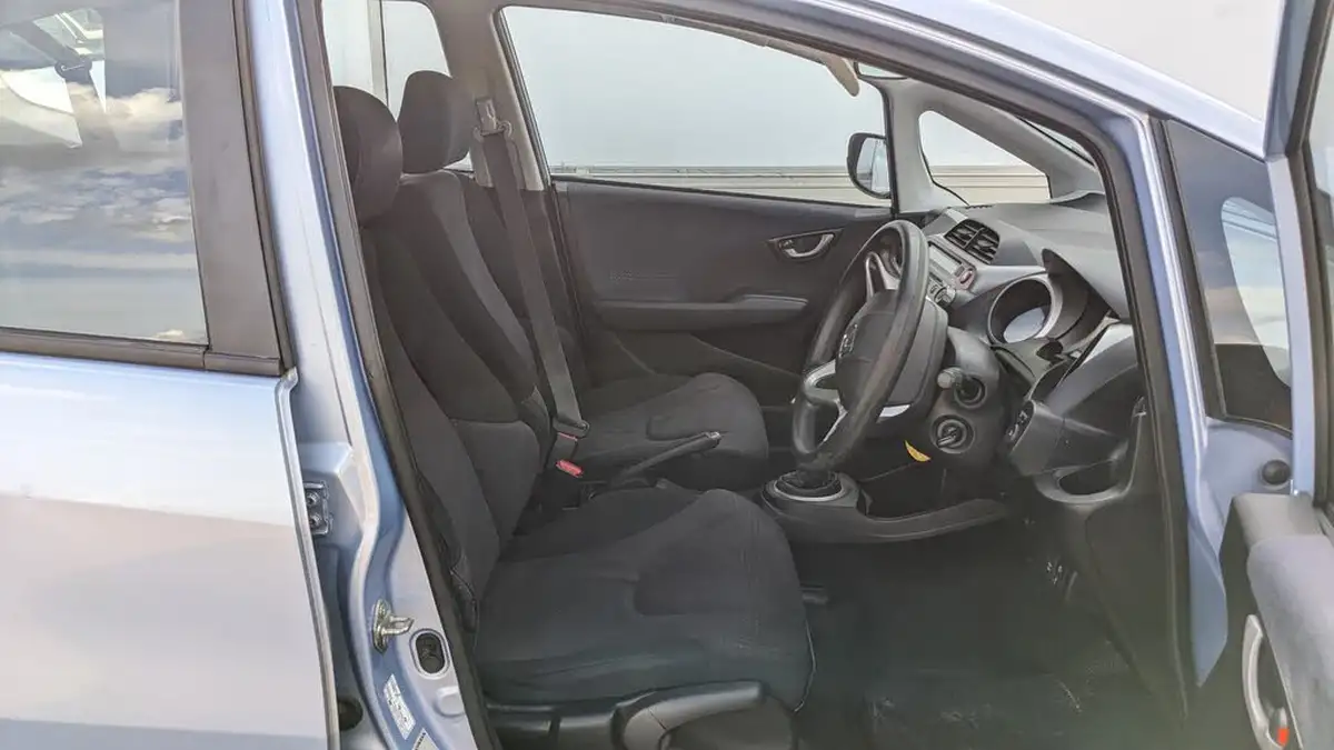 2010-honda-jazz-12-s-big-6