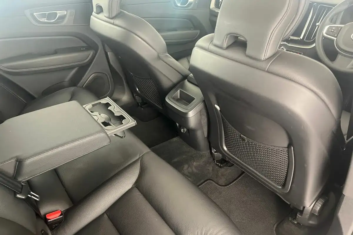 2022-volvo-xc60-20-b5-core-big-25