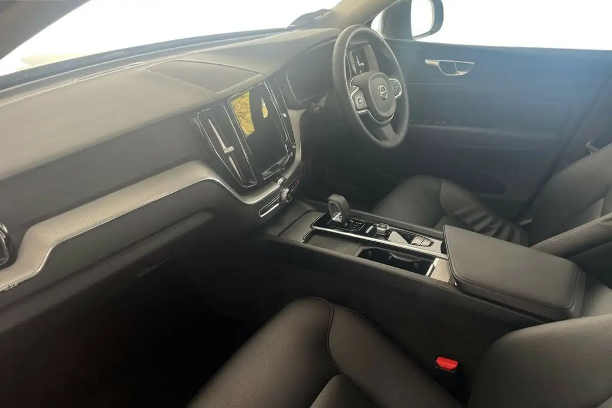 2022-volvo-xc60-20-b5-core-big-1