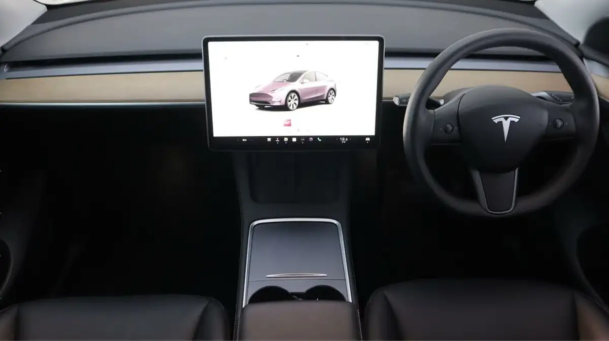 2022-tesla-model-y-e-long-range-big-13