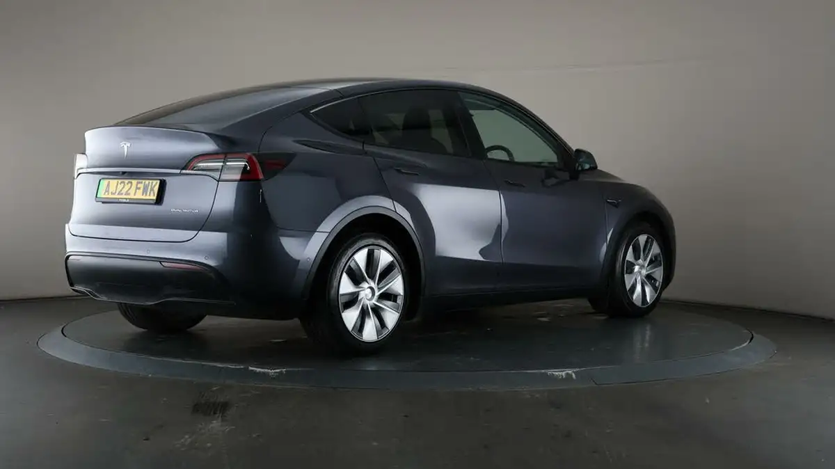 2022-tesla-model-y-e-long-range-big-58