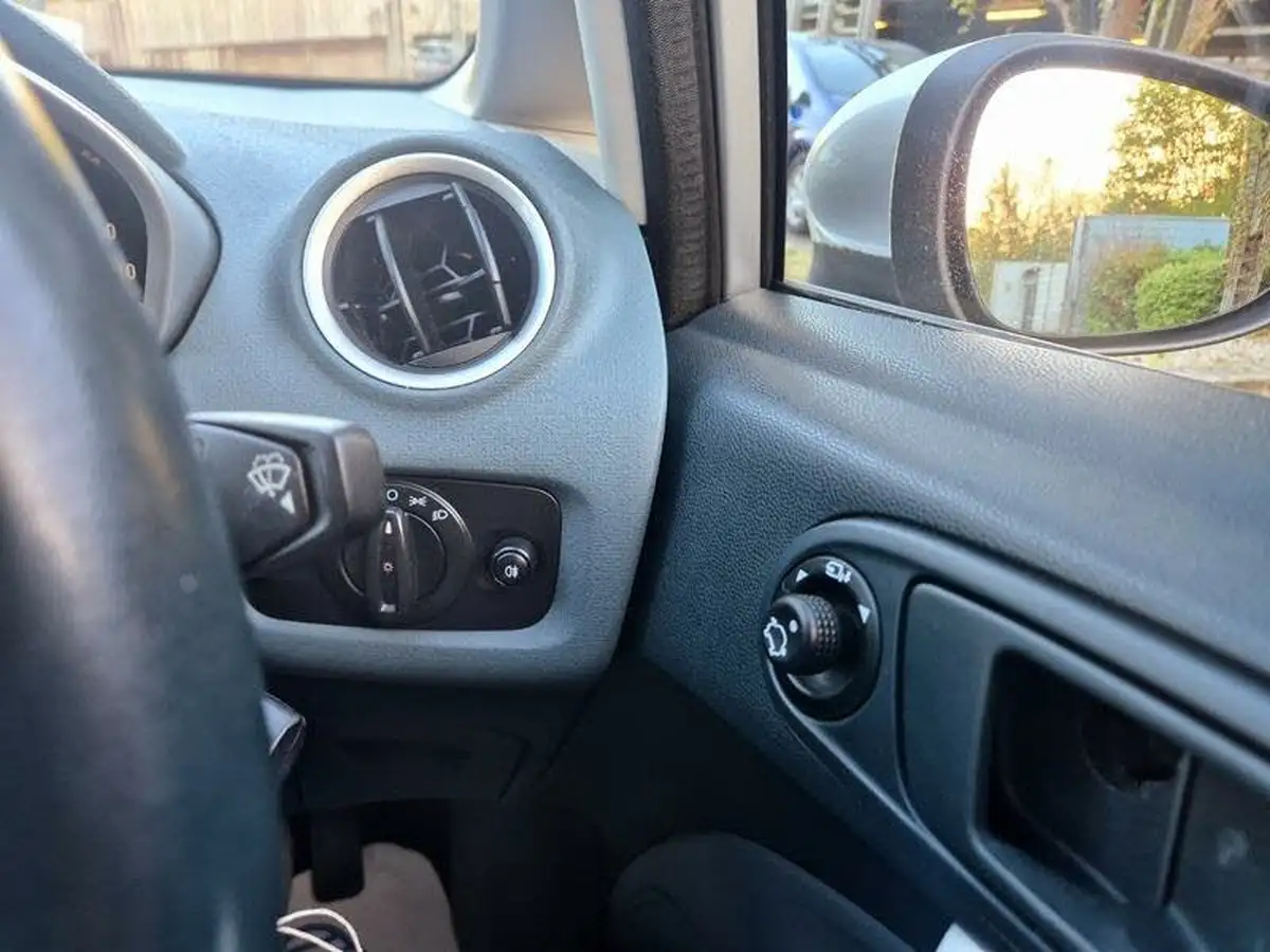 2010-ford-fiesta-14-zetec-96ps-5d-auto-big-17