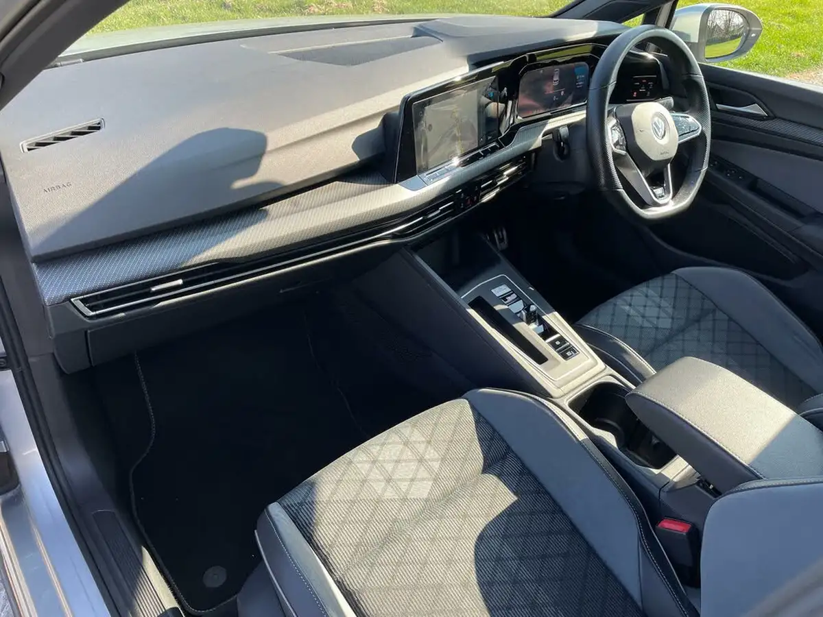 2021-volkswagen-golf-big-24