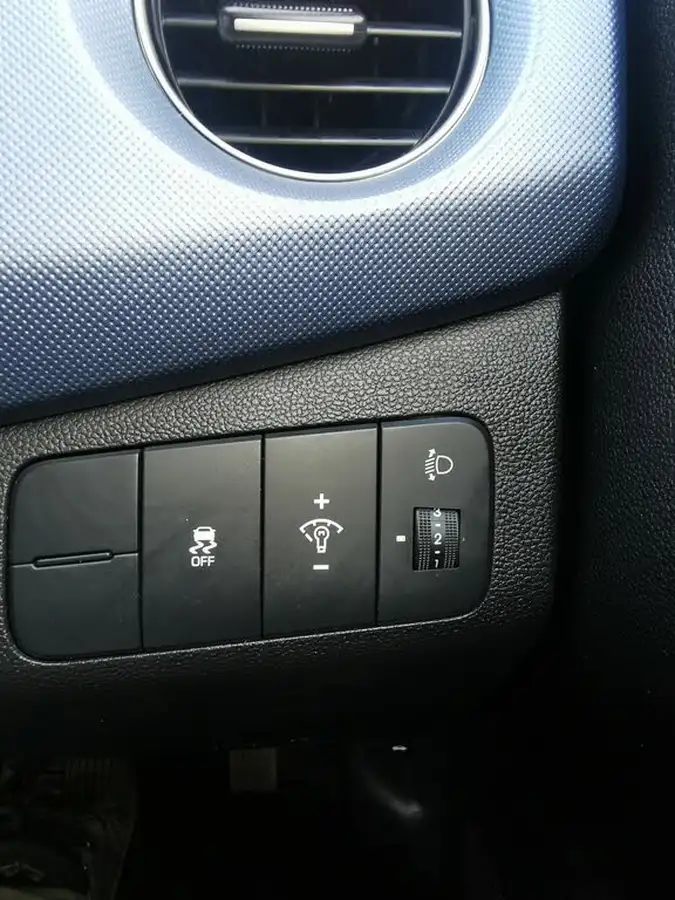 2015-hyundai-i10-10-premium-big-18