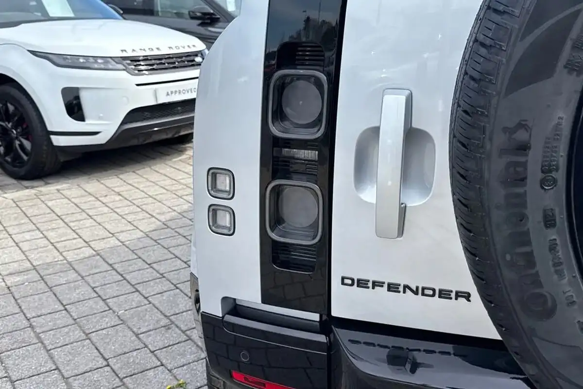 2023-land-rover-90-defender-30-d300-x-big-26