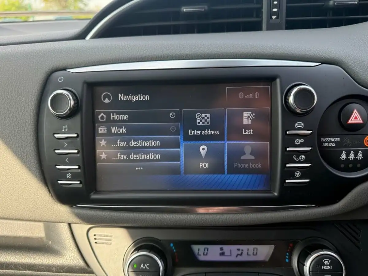 2018-toyota-yaris-15-vvt-i-icon-tech-hybrid-big-25