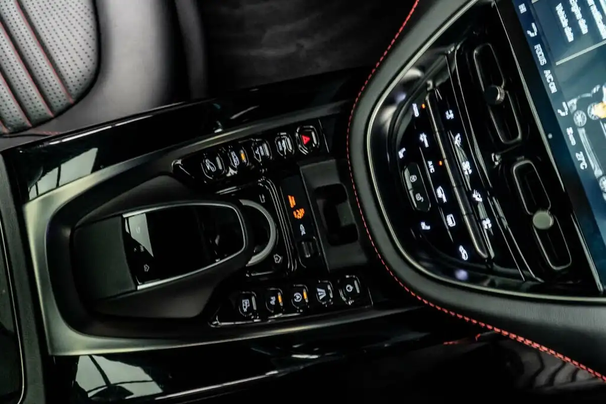 2021-aston-martin-dbx-40-v8-big-35
