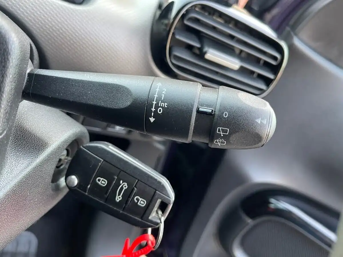 2015-citroen-c4-cactus-16bluehdi-feel-big-31