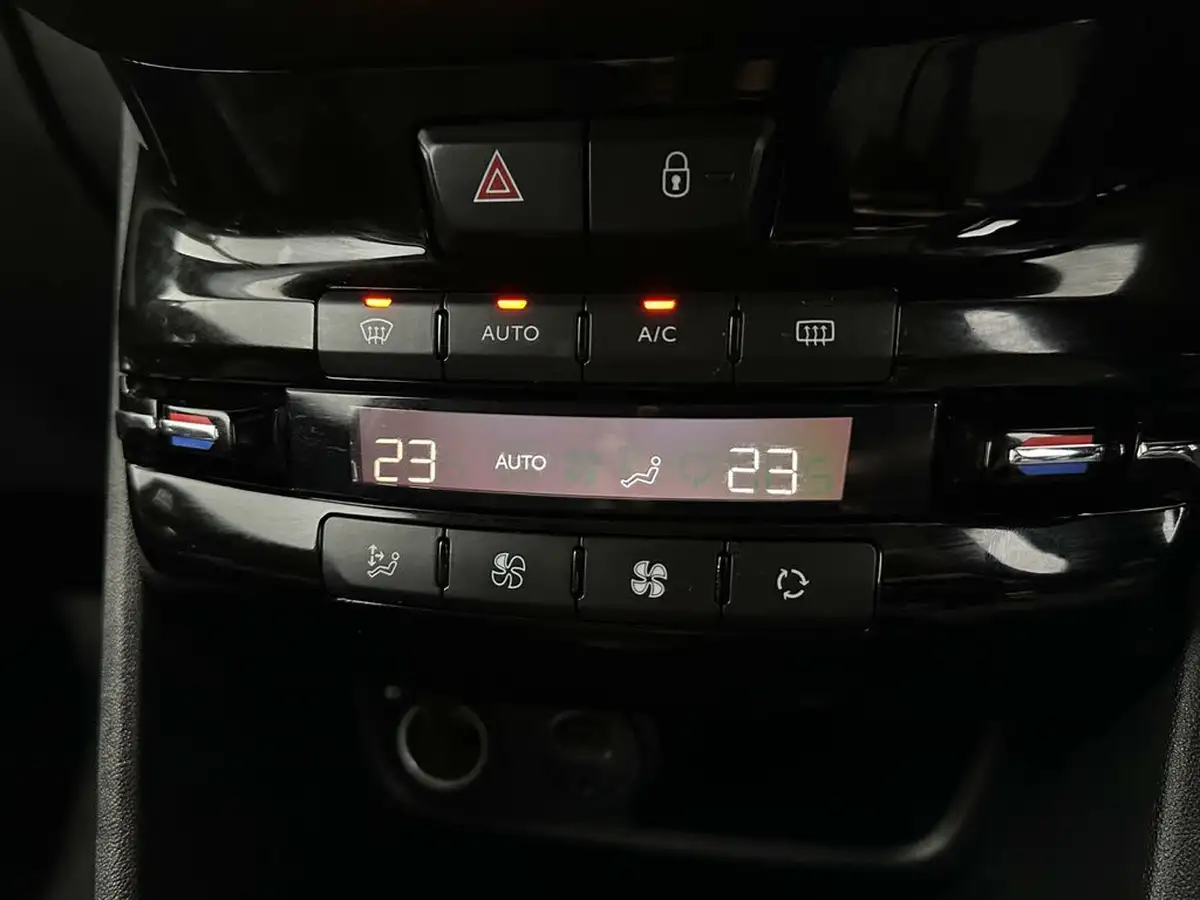 2016-peugeot-208-12-puretech-gt-line-5d-big-18