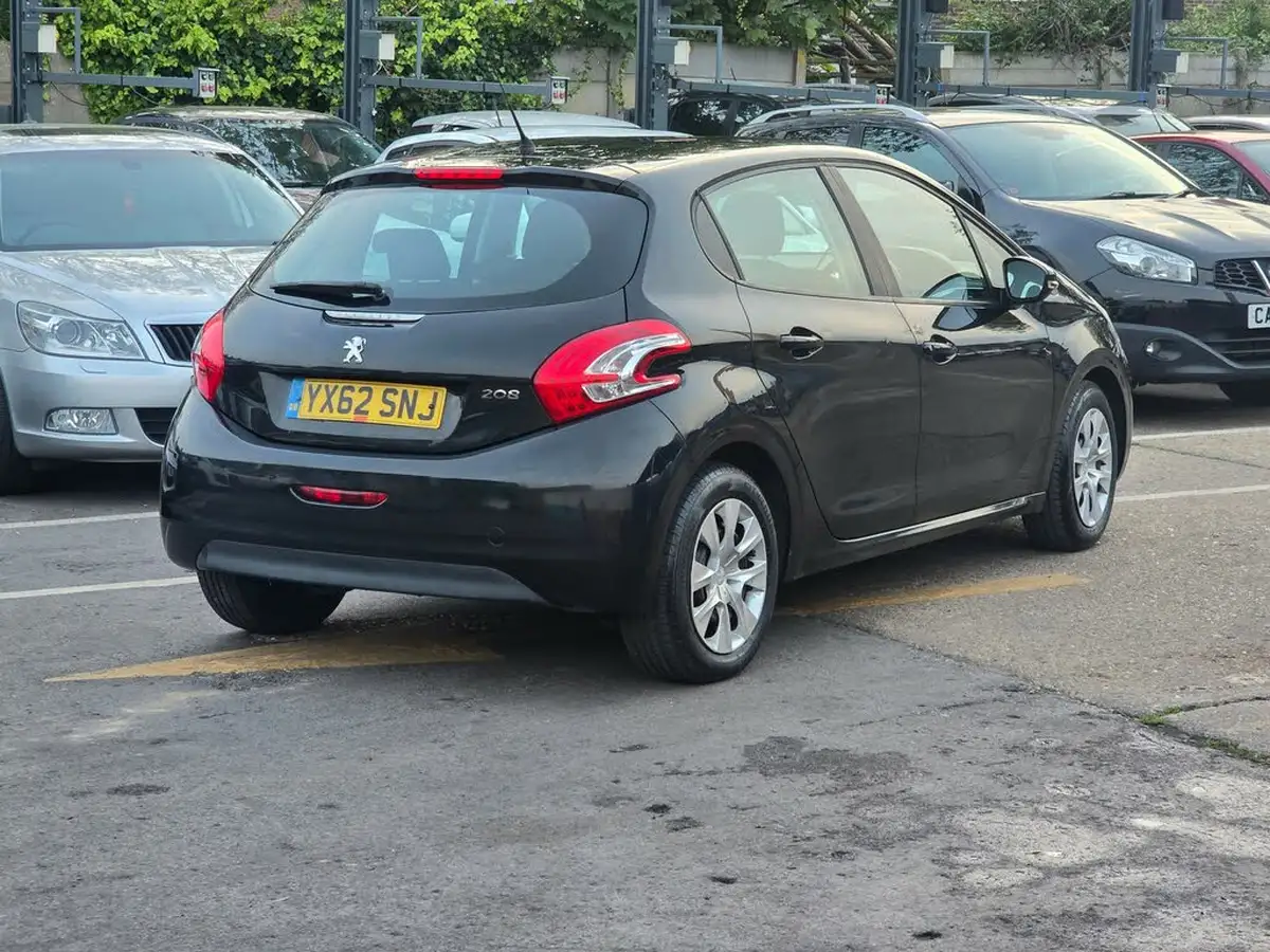 2012-peugeot-208-12-access-5d-big-5