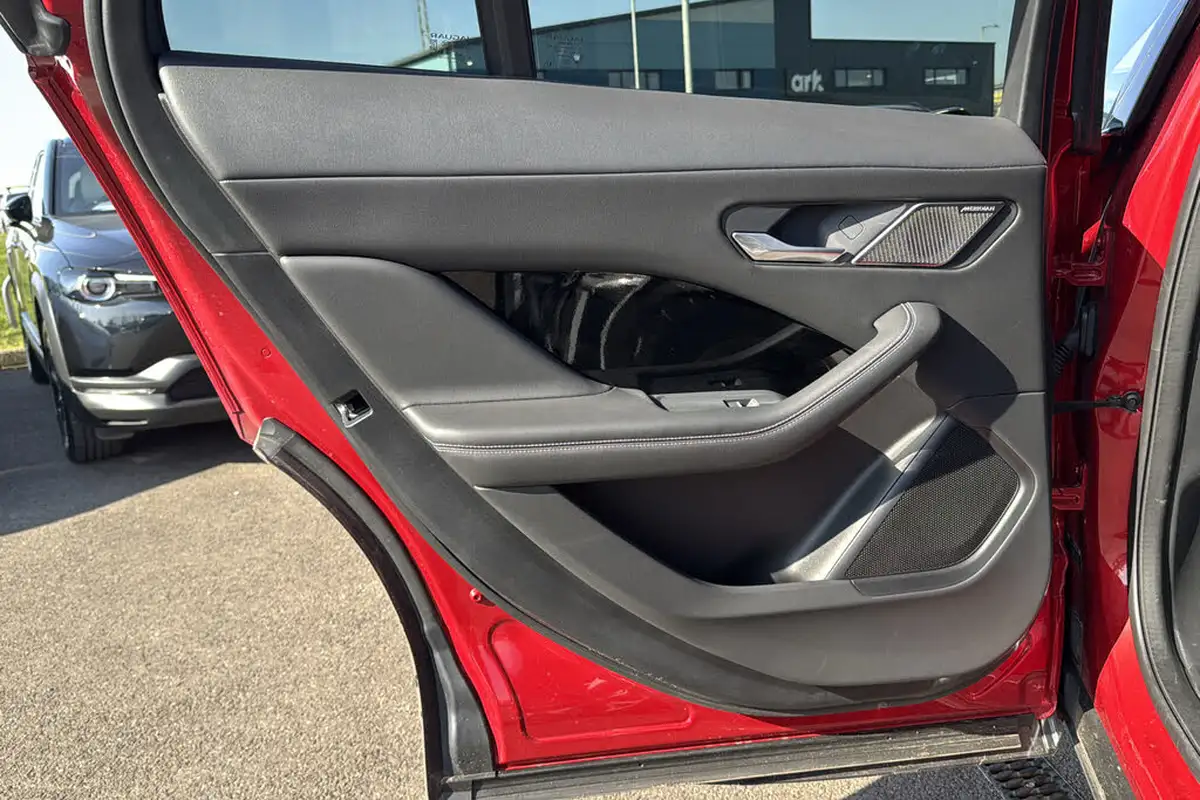 2024-jaguar-i-pace-ev400-r-dynamic-hse-black-big-31