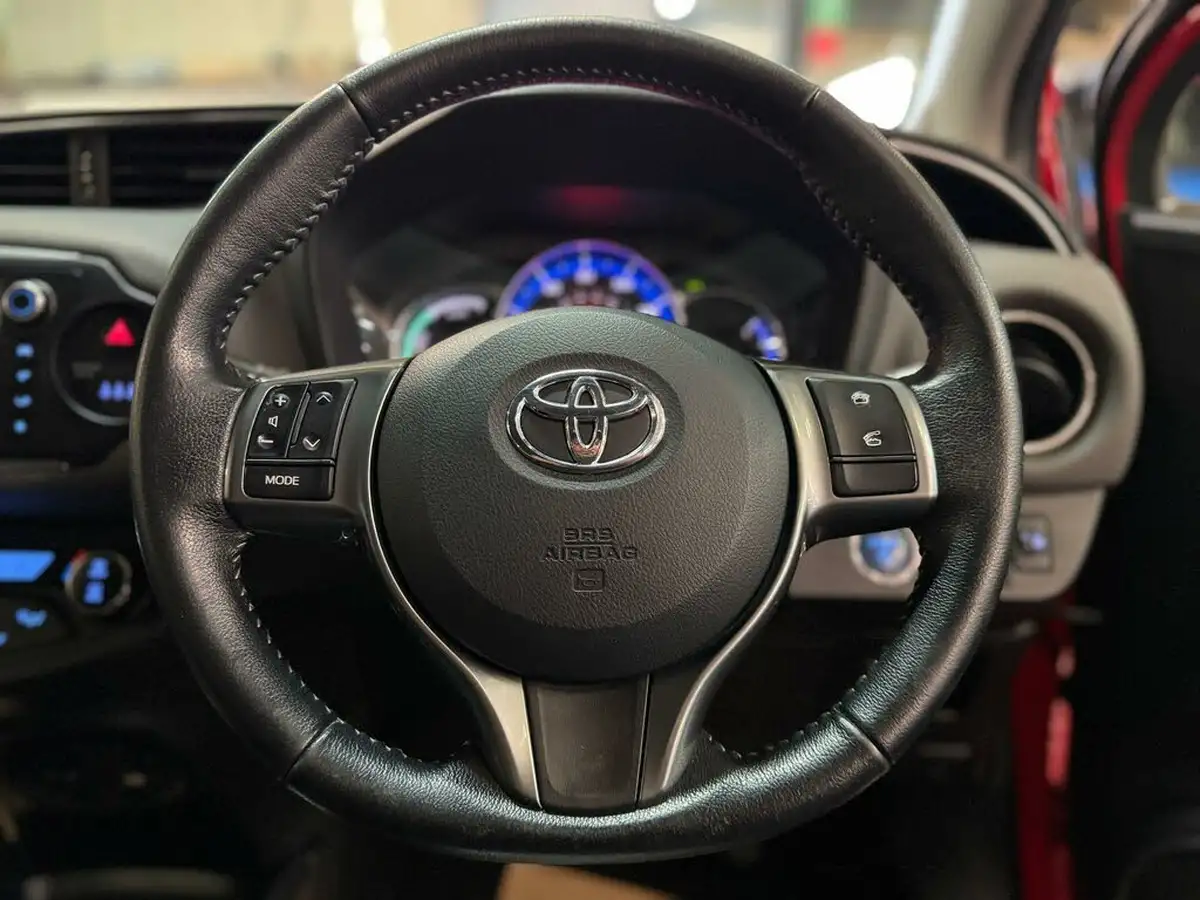 2015-toyota-yaris-15-vvt-i-icon-hybrid-big-27