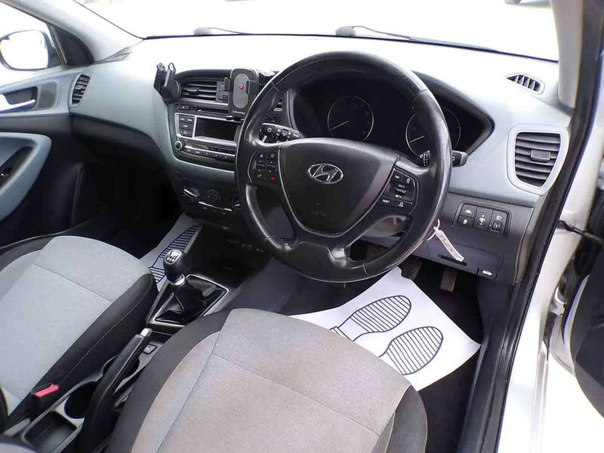 2015-hyundai-i20-12-se-hatchback-5d-big-12