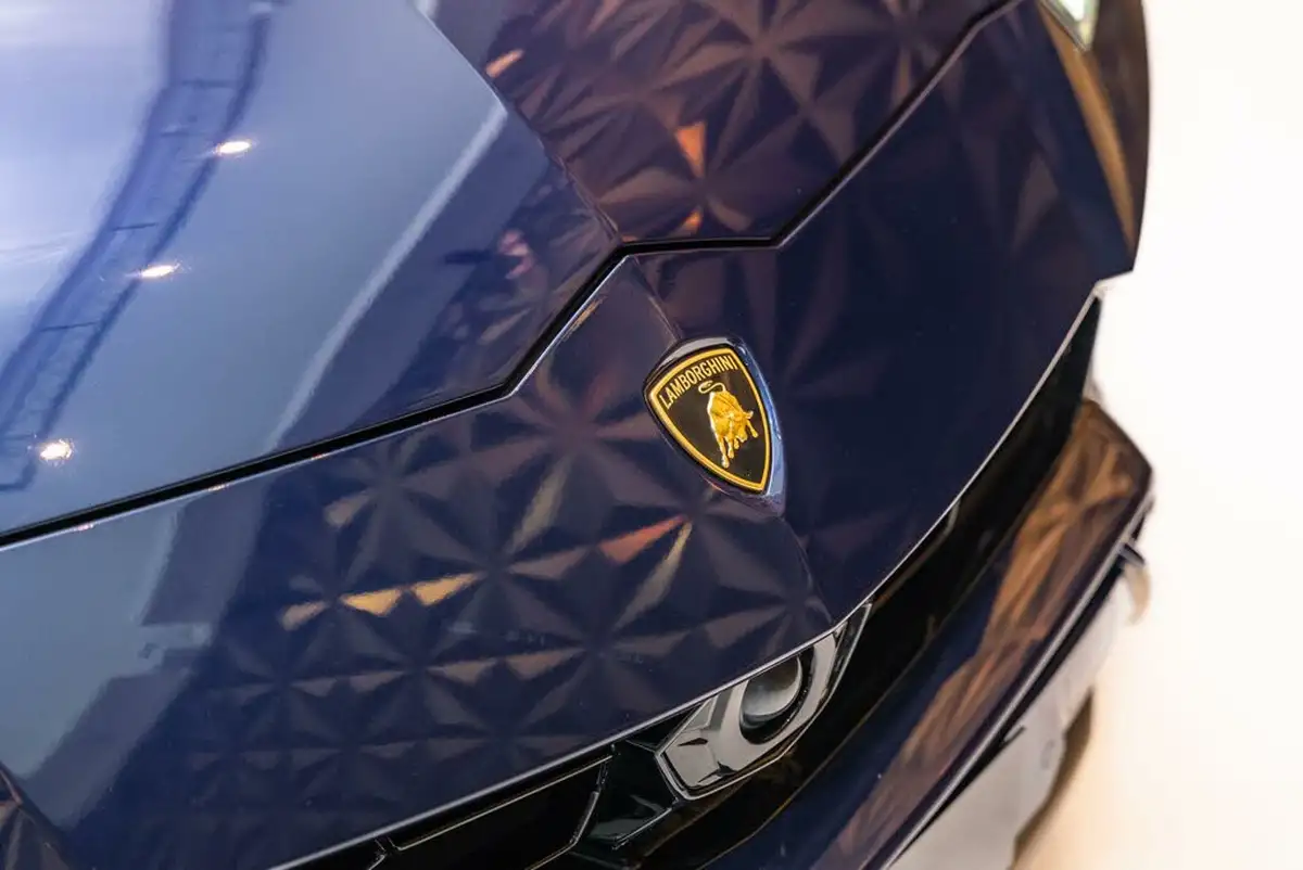 2021-lamborghini-urus-40-no-trim-big-36