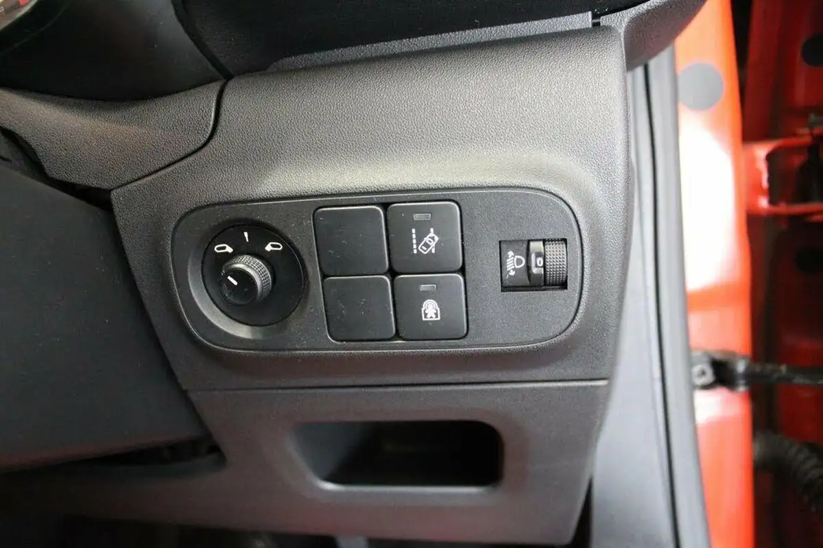 2017-citroen-c3-12-puretech-feel-82ps-big-34
