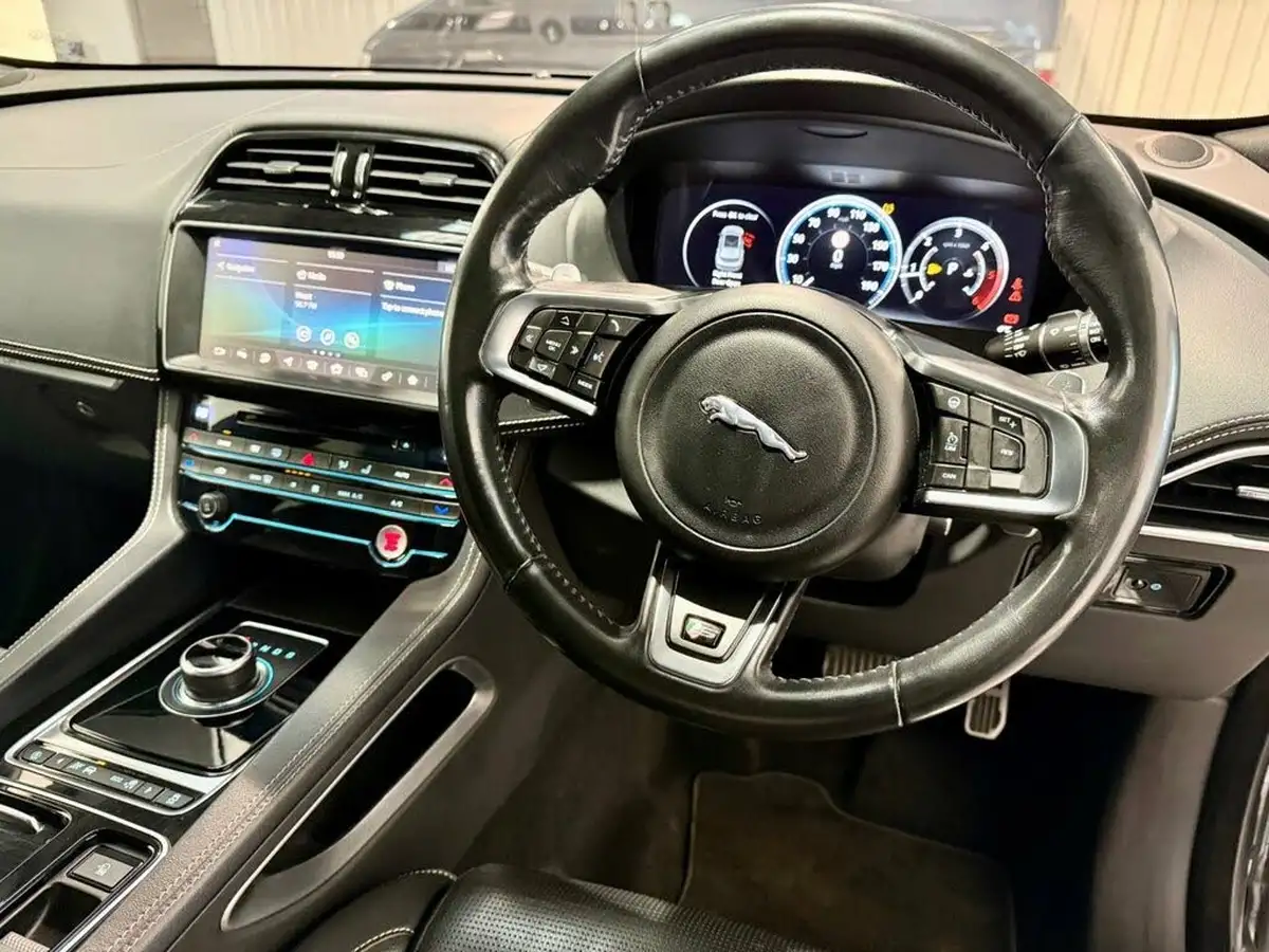 2017-jaguar-f-pace-30td-s-ss-big-13
