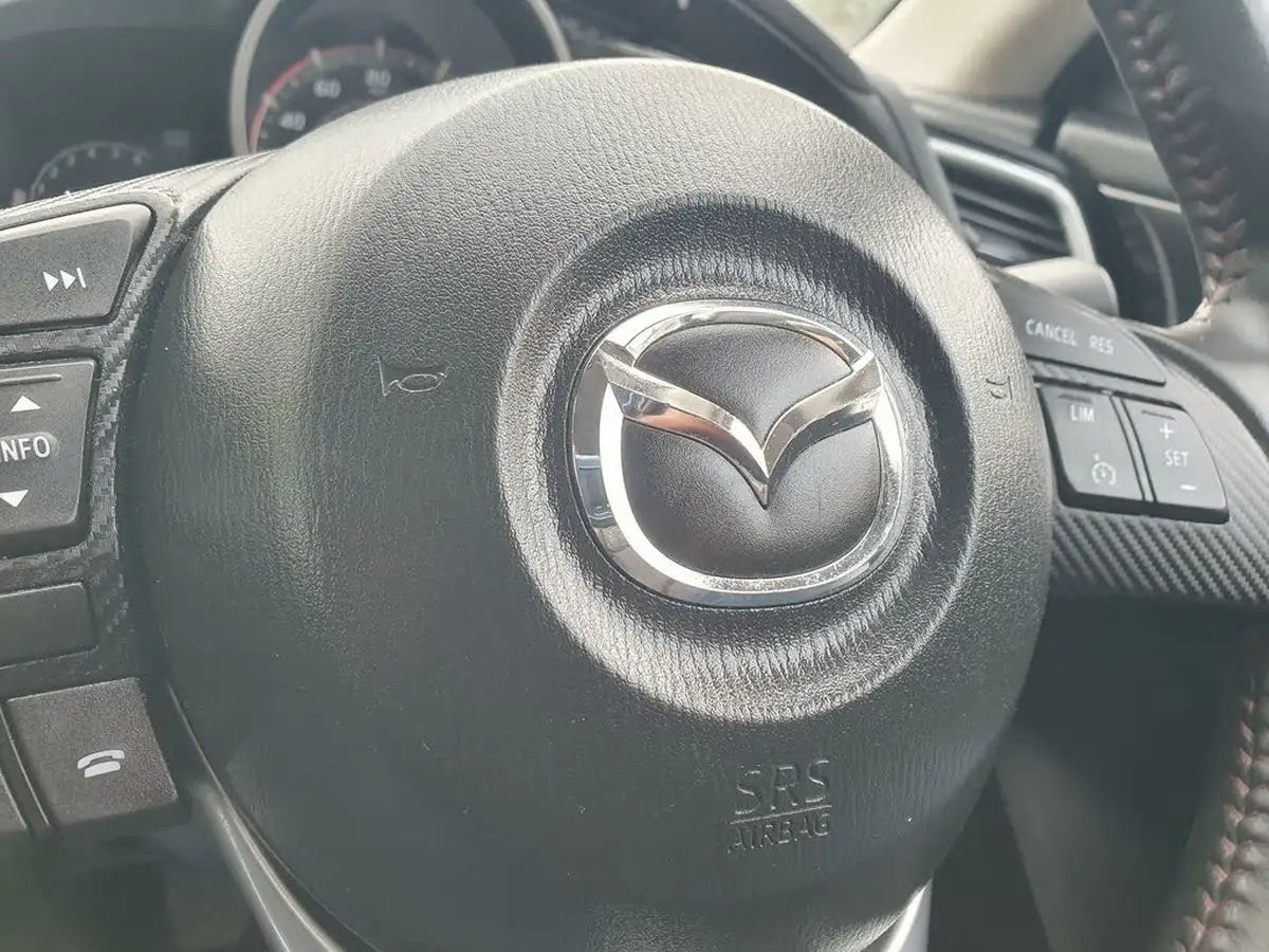 2015-mazda-mazda3-20-se-l-fastback-4d-big-26