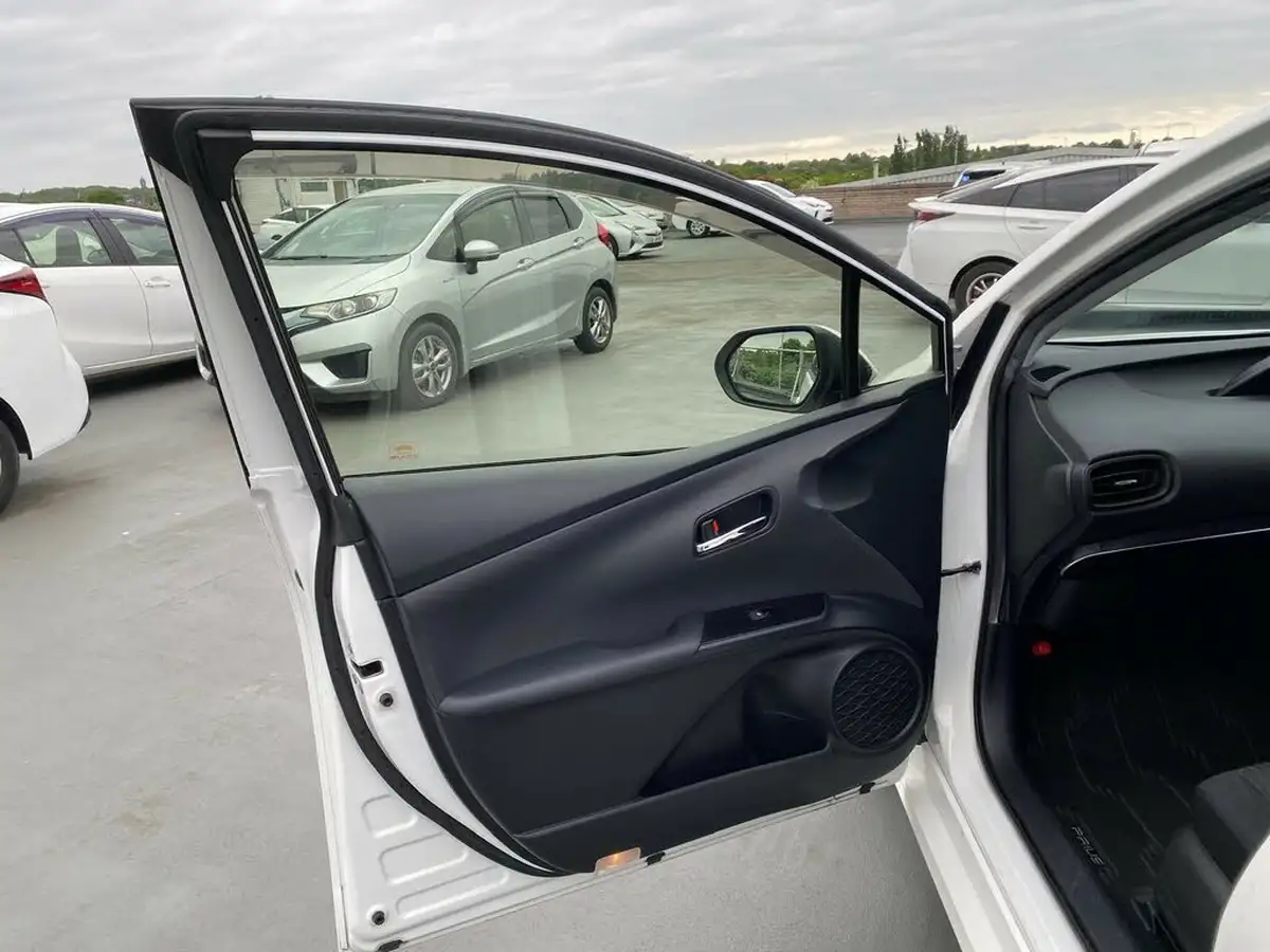 2017-toyota-prius-big-28