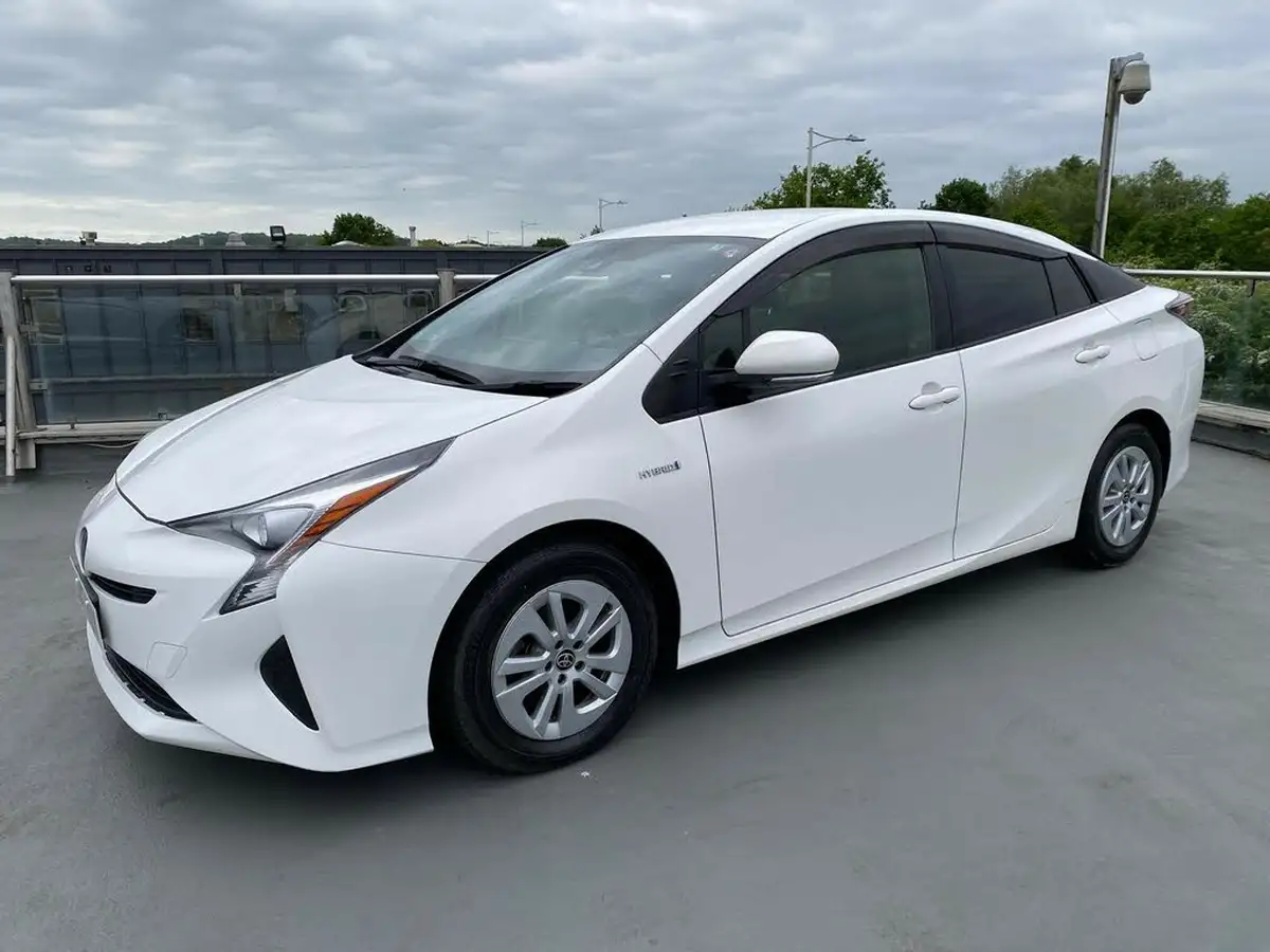 2017-toyota-prius-big-4