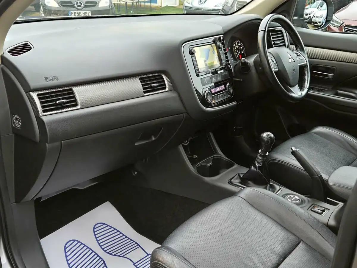 2014-mitsubishi-outlander-22di-d-gx4-big-17