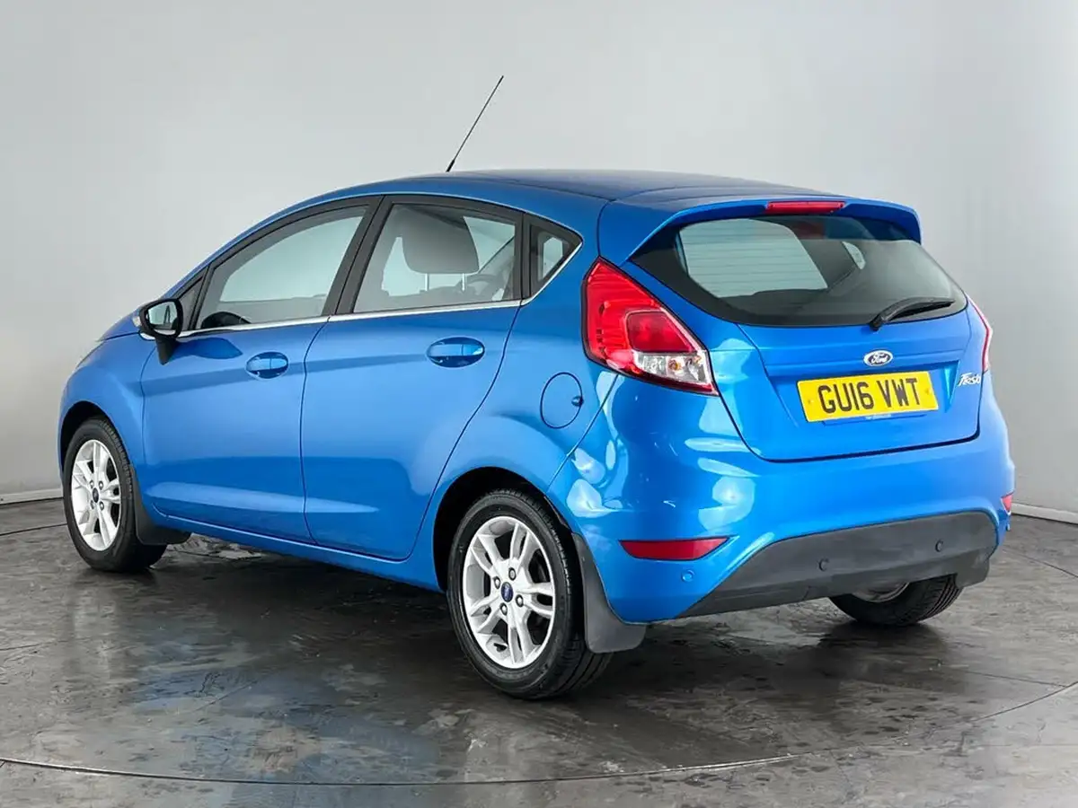2016-ford-fiesta-125-zetec-5d-big-2