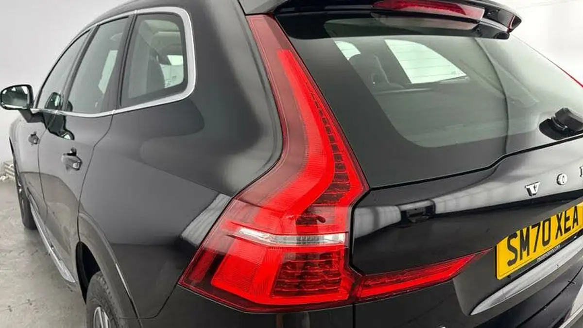 2021-volvo-xc60-20-t6-expression-big-27