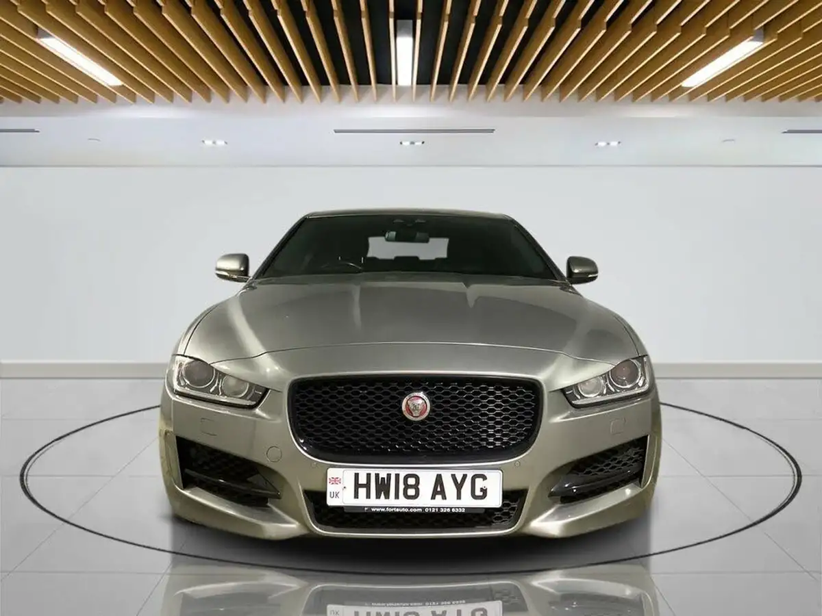 2019-jaguar-xe-big-1